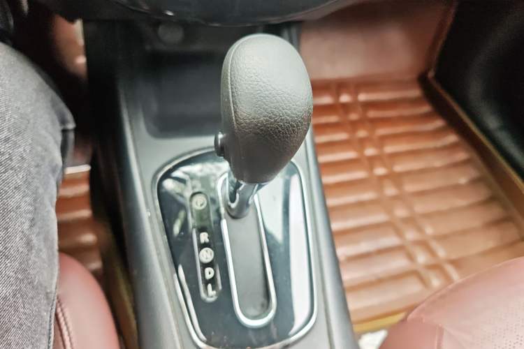 Used Nissan Tiida 2013 1.6L CVT Cool Cafe Edition