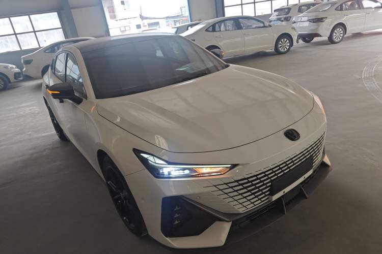 Used CHANGAN UNI-V 2022 1.5T Smart Navigation Version Front Right 45 Deg