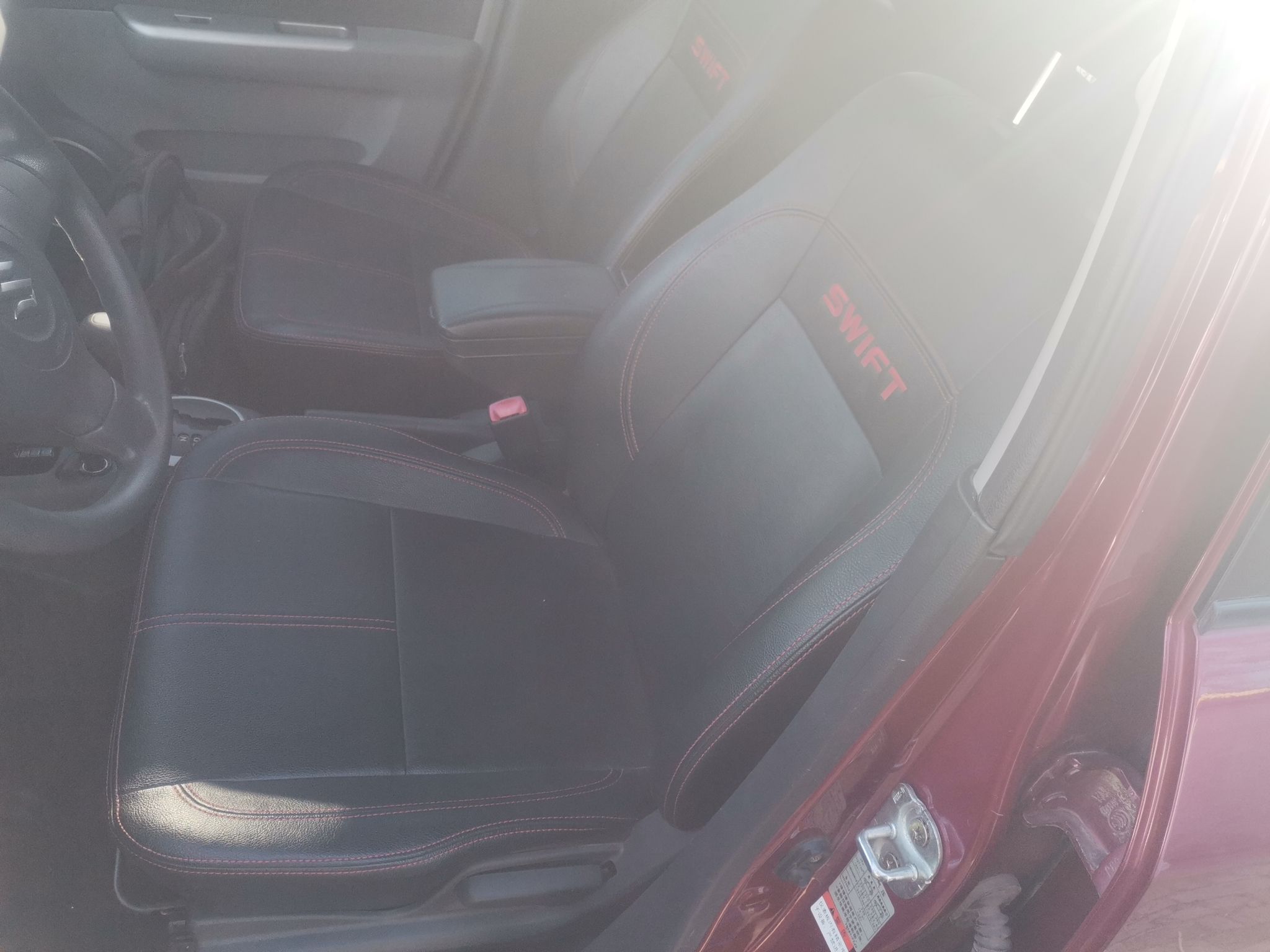 المقاعد الأمامية داخل السيارة