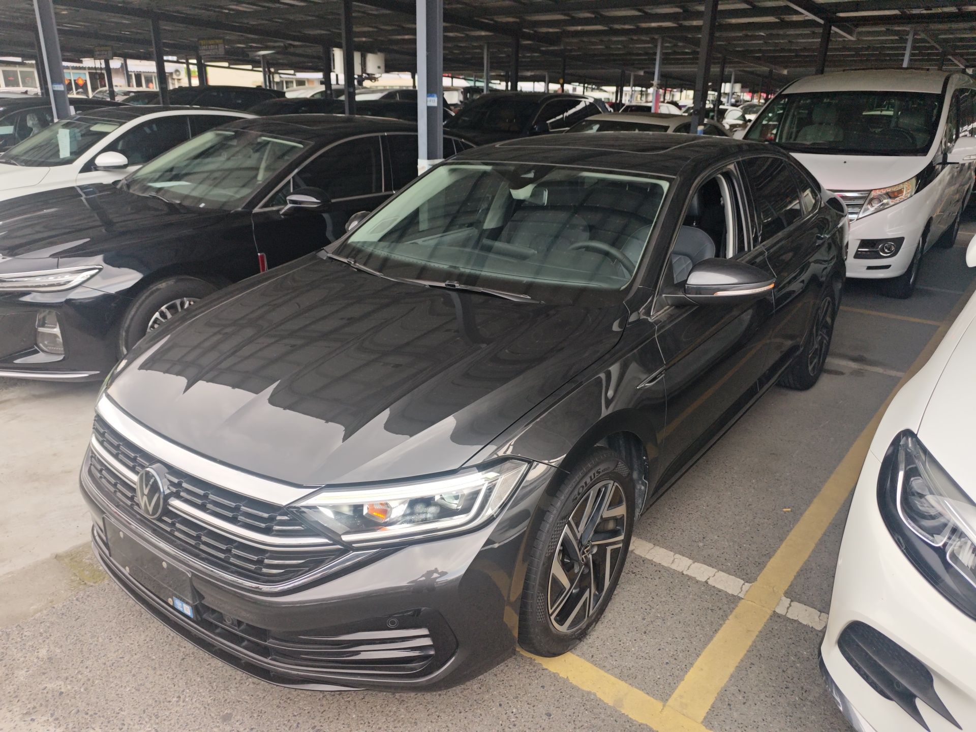 Под передней частью автомобиля