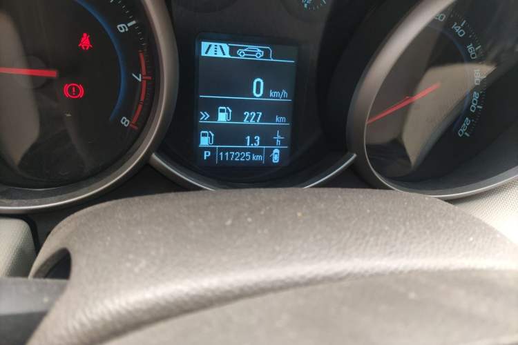 Used Chevrolet Cruze 2015 1.5L Classic SE AT Odometer Close Up