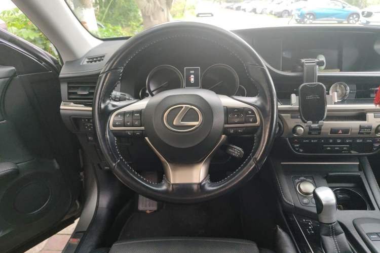 Used Lexus ES 2015 300h Comfort Edition Steering Wheel