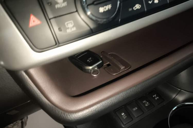 Used Toyota Highlander 2018 2.0T Four-Wheel Drive Luxury Version 7 Seats China VI Standard Vehicle Key