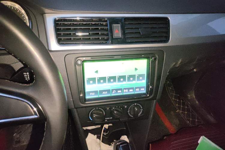 Used Skoda Rapid Spaceback 2018 1.6L Automatic Comfort Edition Audio And AC Panel