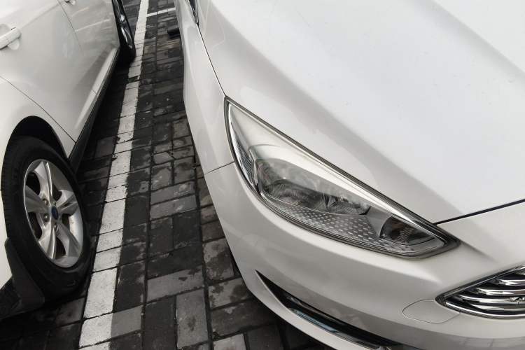 Used Ford Focus 2017 Sedan 1.6L Automatic Fashion Edition Smart Drive Version Right Front Headlight