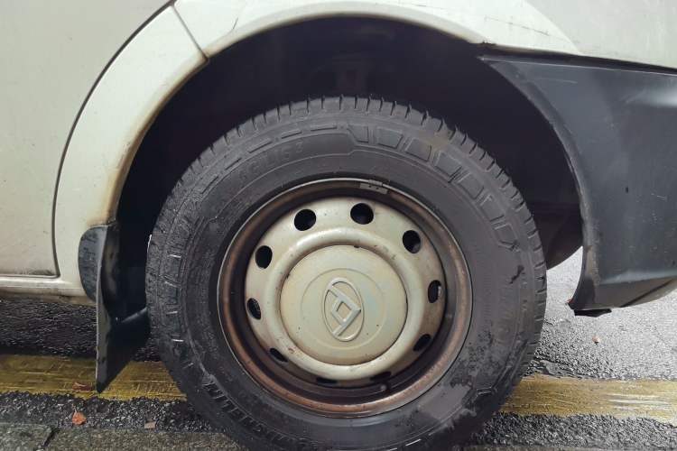 Used SAIC MAXUS Xintu V80 2019 2.5T Classic Model 6-Speed Manual – Aoyuntong Short Wheelbase Ultra-Low Roof 5/6 Seats Right Front Wheel Hub