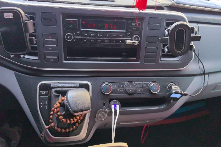 Used SAIC MAXUS Xintu V80 2023 2.0T AMT Classic Aoyuntong Power Version Long Wheelbase Mid-Roof Design 6/7/8/9-Seater
