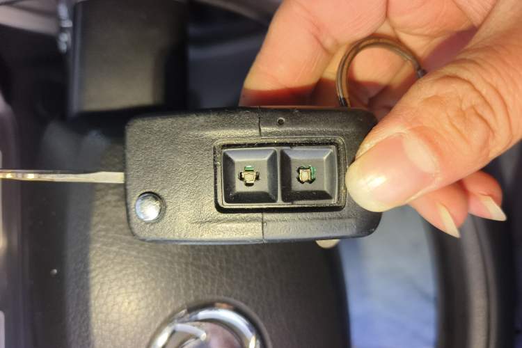 Used Dongfeng Yufeng 2016 2.5T Lingyun Van Short Wheelbase Mid-Roof China V Standard ZD25 Vehicle Key