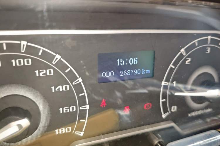 Used SAIC MAXUS Xintu V80 2019 2.5T Classic Model 6-Speed Manual – Aoyuntong Modified Version with Long Wheelbase High Roof and 7 Seating Capacity
