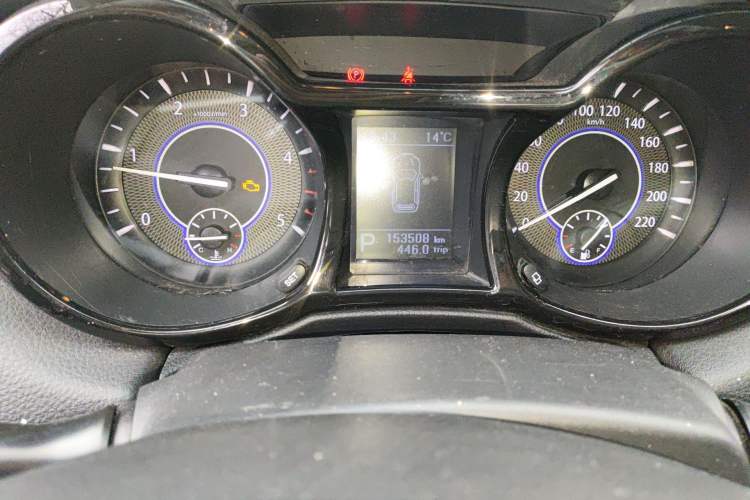 Used JMC Yusheng S350 2014 2.4T Automatic 2WD Diesel Luxury Version with Sunroof 5 Seats Odometer Close Up