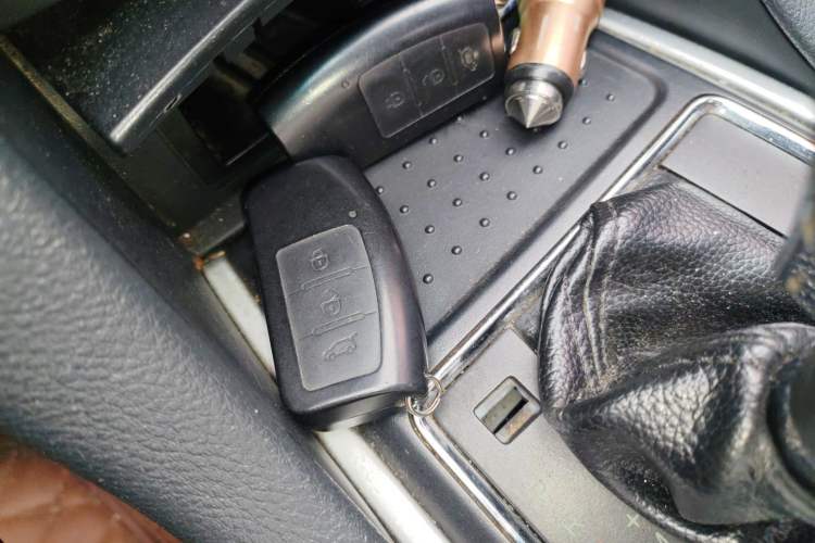 Used JMC Yusheng S350 2013 2.4T Automatic 2WD Diesel Ultra-Luxury 7-Seater Vehicle Key