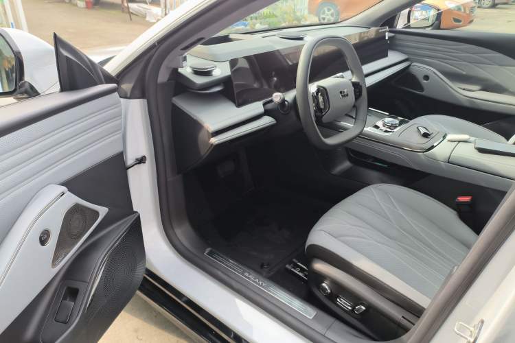 Used Geely Galaxy E8 2025 575 km Exploration Intelligent Driving Edition
