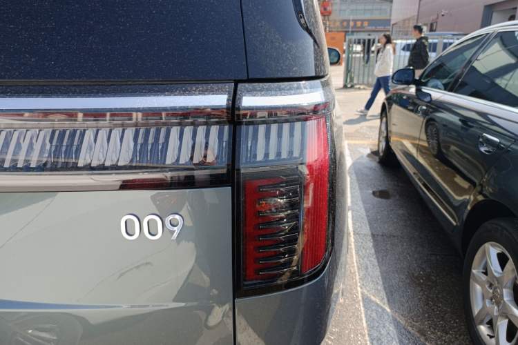 Used Zeekr 009 2024 7-Seater Walk-Through Version Four-Wheel Drive 108 kWh Right Rear Taillight