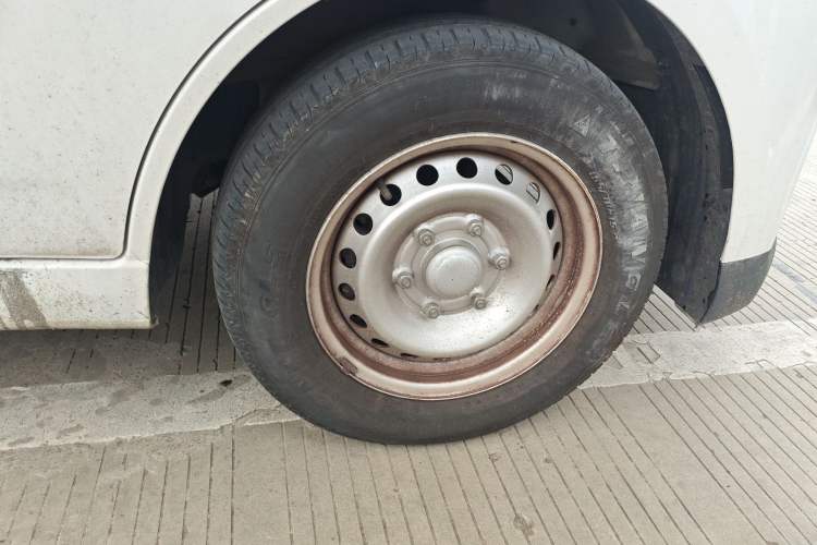 Used Wuling Yangguang 2024 300KM Comfort Version Passenger Van 75kW
