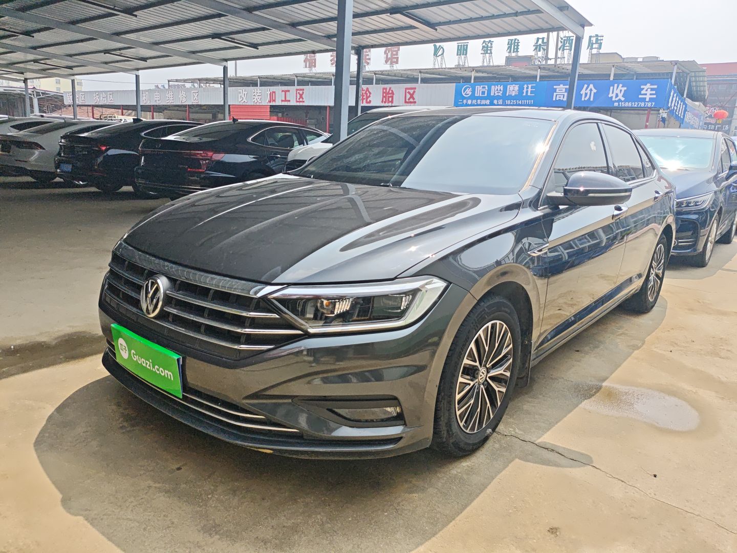 تحت مقدمة السيارة