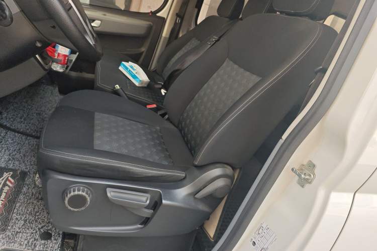 Used SAIC MAXUS Xintu V80 2021 2.0T Manual Classic Aoyuntong 127 PS Mid-axle Mid-roof 6/7/8/9-Seater Left Front Seat