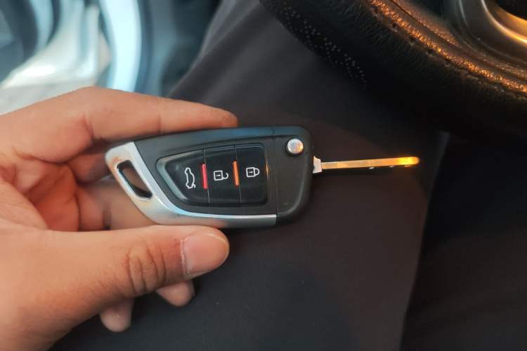 Used Buick Encore 2015 1.4T Automatic Two-Wheel Drive Urban Elite Version Vehicle Key