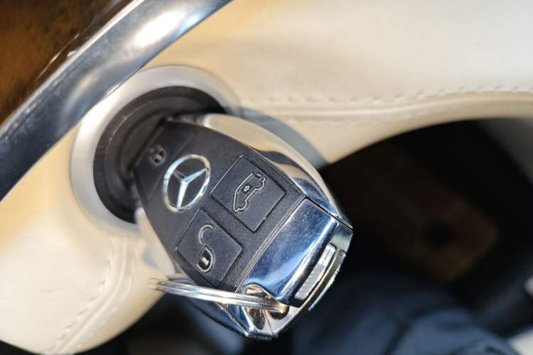 Used Mercedes-Benz V-Class 2021 V 260 Avantgarde Edition Vehicle Key