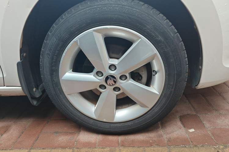 Used Skoda Rapid 2015 1.6L Manual Smart Selection Model Right Front Wheel Hub