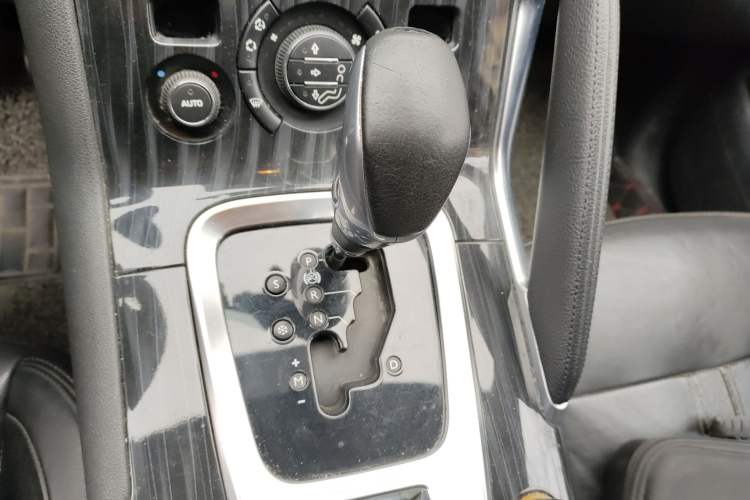 Used Peugeot 3008 2013 2.0L Automatic Trend Edition Gear Lever