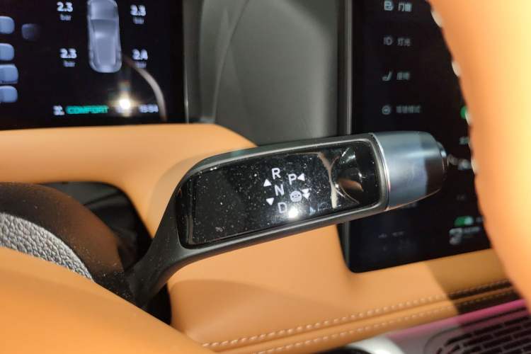 Used XPeng G9 2025 725 with Ultra-Long Range Max Gear Lever