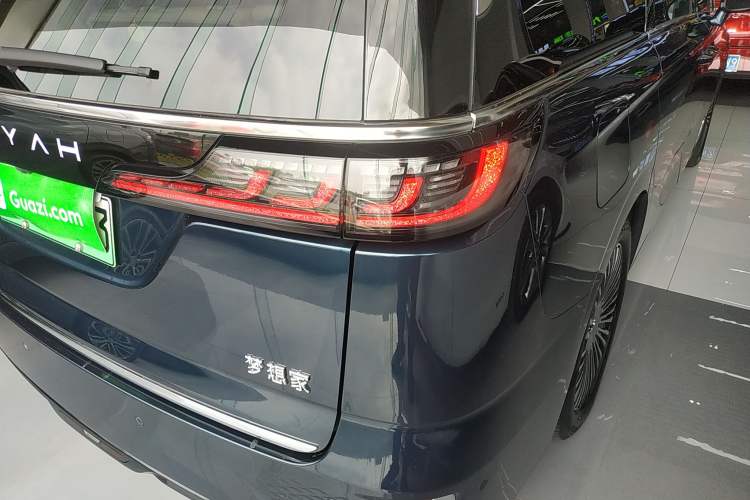 Used VOYAH Dream 2025 PHEV Four-Wheel-Drive Flagship Kunpeng Edition Right Rear Taillight