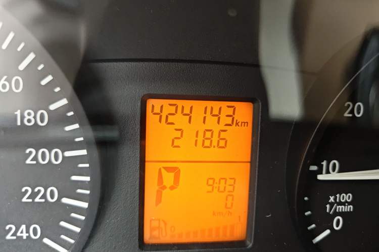 Used Mercedes-Benz Vito 2011 2.5L 7-seater executive version Odometer Close Up