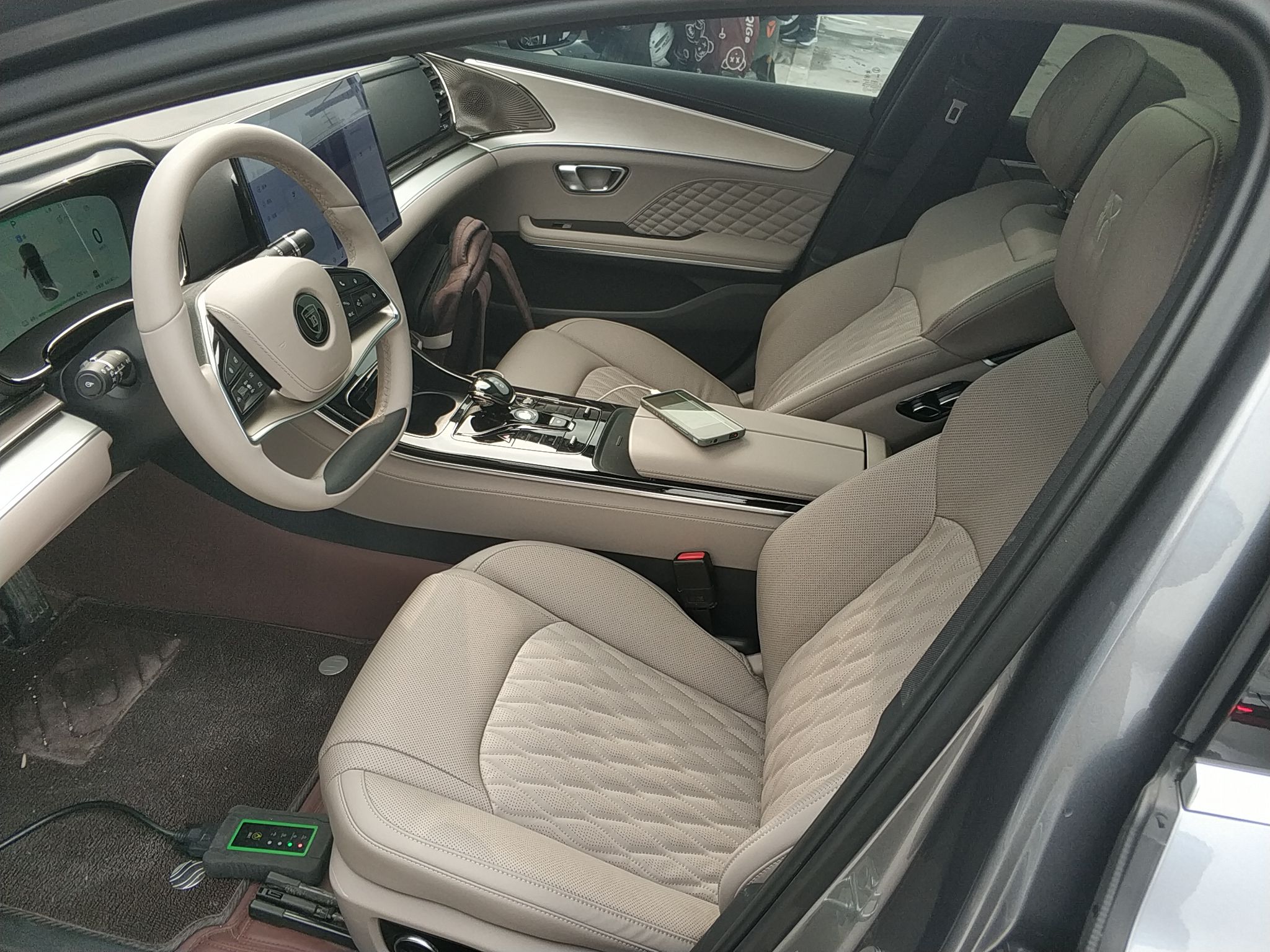 المقاعد الأمامية داخل السيارة