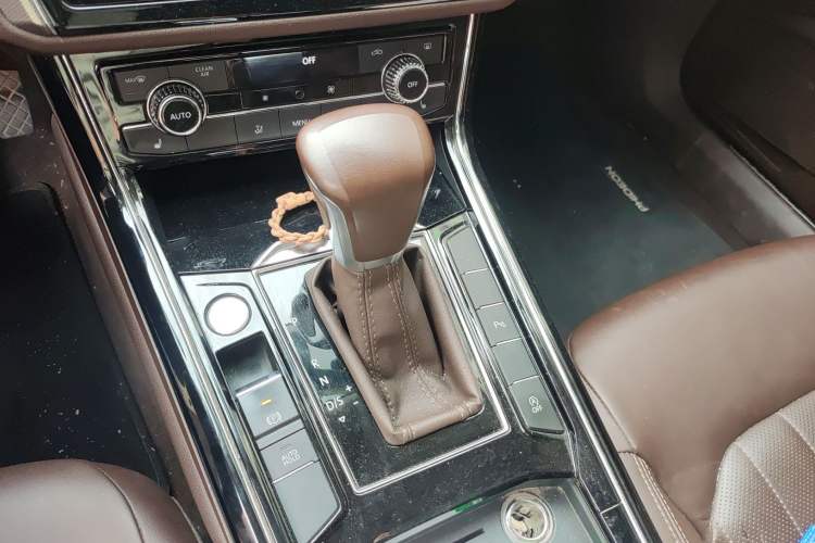 Used Volkswagen Phideon 2021 380TSI Luxury Edition Gear Lever