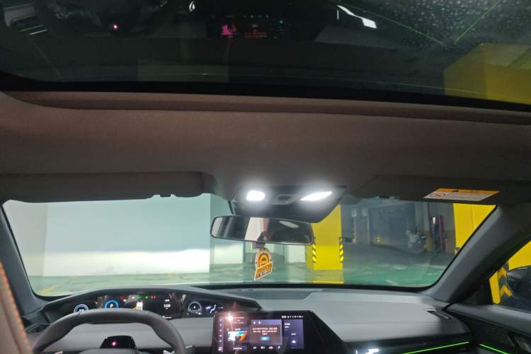 Used Changan UNI-V 2025 1.5T 500Bar Prestige Version