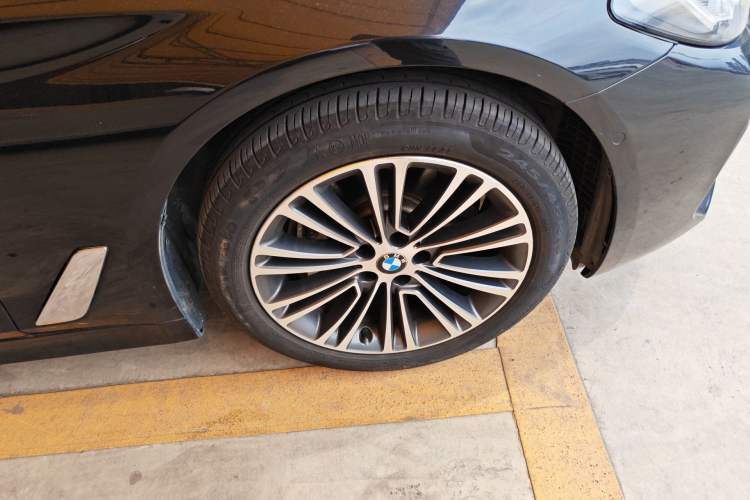 Used BMW 5 Series 2018 Revised 540Li Executive Edition Right Front Wheel Hub