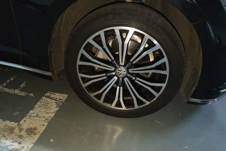 Used Volkswagen Phideon 2018 Revised Version 380TSI Two-Wheel Drive Business Edition Right Front Wheel Hub