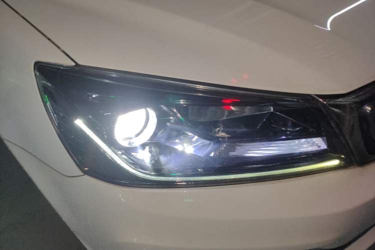 Used Geely Auto Emgrand 2018 1.5L Manual Upward Connect Edition Right Front Headlight