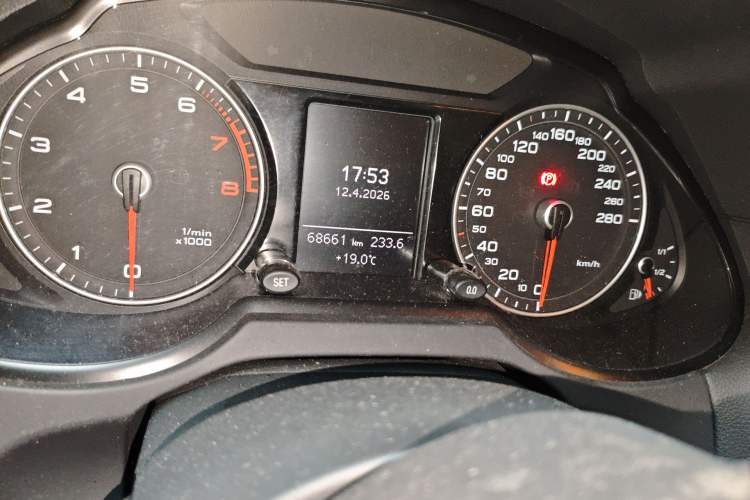 Used Audi Q5 2016 40 TFSI Trendy Edition Odometer Close Up