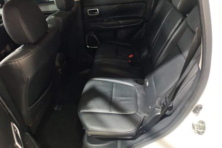 Used Mitsubishi Outlander 2018 2.4L 4x4 Luxury Edition 7-Seater Left Rear Seat