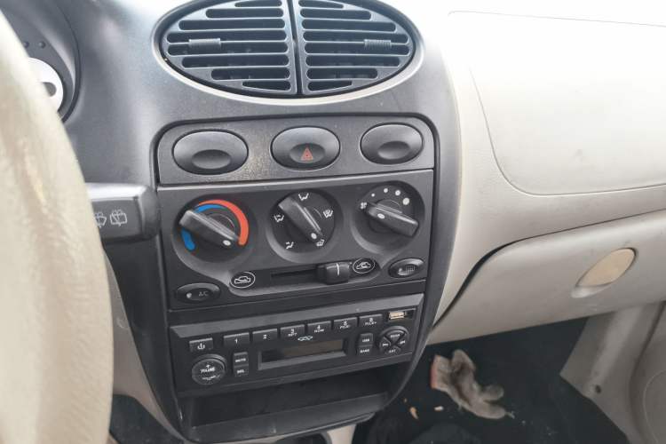 Used Chery QQ3 2012 Fashion Edition 1.0L Manual Champion Version
