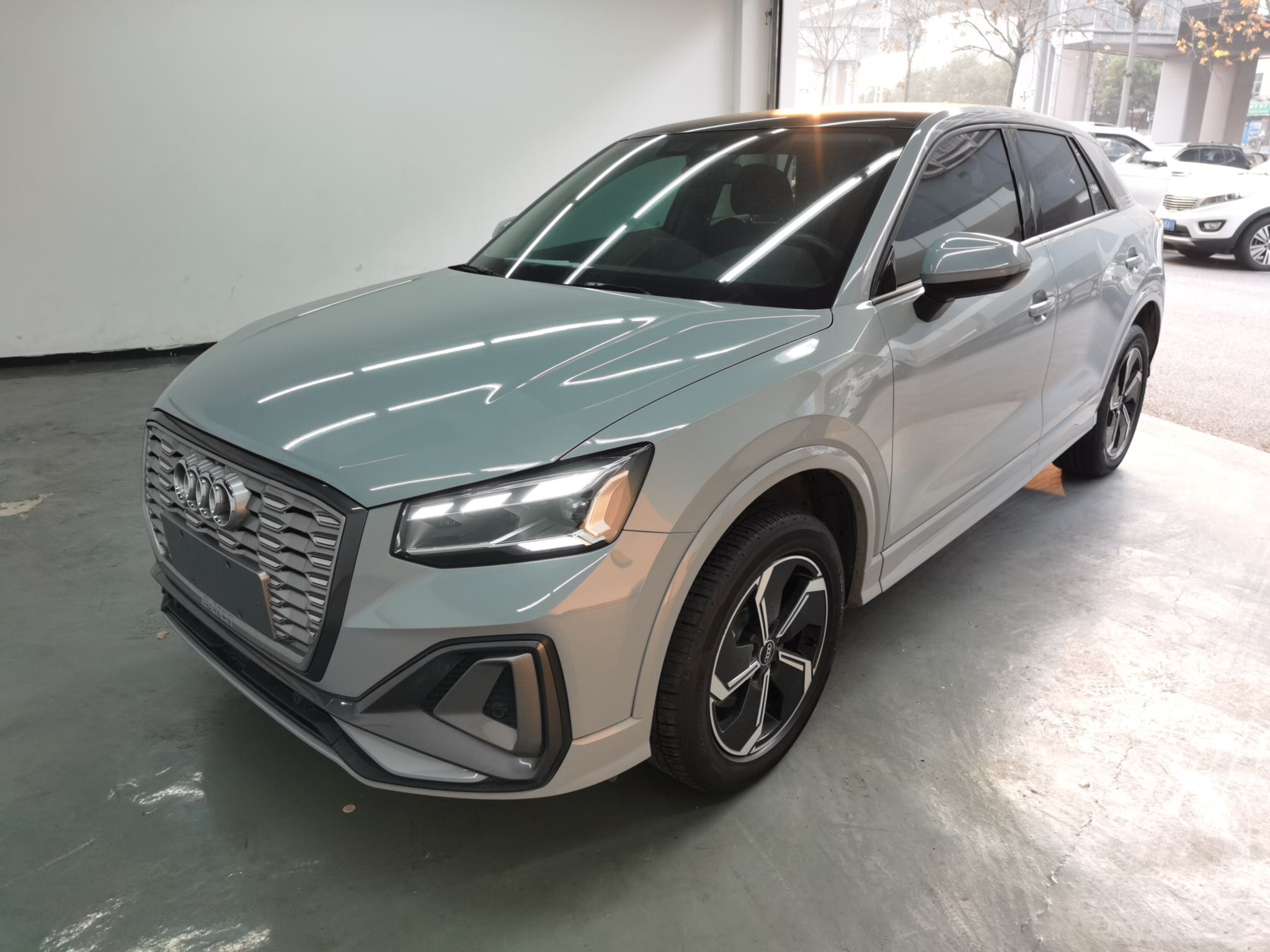 تحت مقدمة السيارة