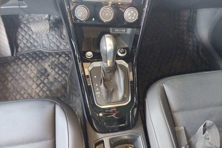 Used Volkswagen T-ROC 2021 280TSI DSG Two-Wheel Drive Comfort Connect Edition