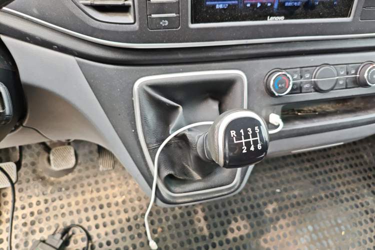 Used SAIC MAXUS Xintu V80 2023 2.0T Manual Classic Aoyuntong Short Wheelbase Ultra-Low Roof 5/6-Seater Gear Lever