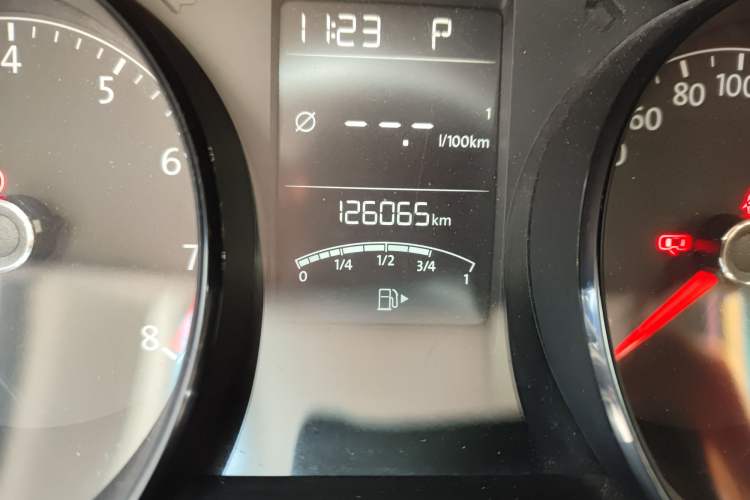 Used Volkswagen Gran Lavida 2015 1.6L Automatic Fashion Edition Odometer Close Up