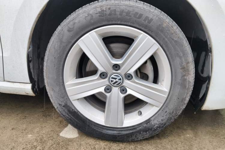 Used Volkswagen Golf Sportsvan 2016 1.6L Automatic Comfort Model Right Front Wheel Hub