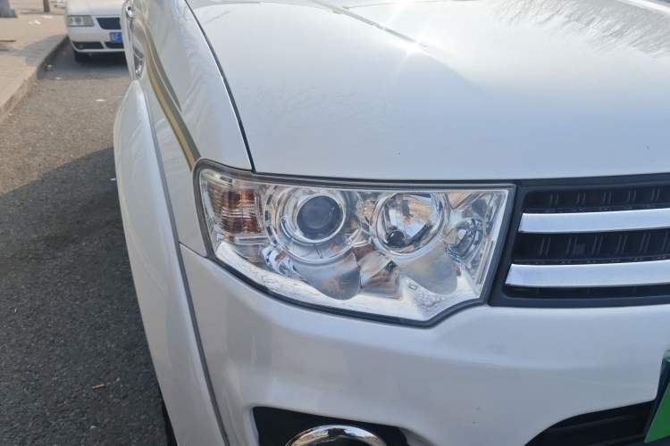 Used Mitsubishi Pajero Sport 2013 3.0L Automatic 4x4 Flagship Edition Right Front Headlight