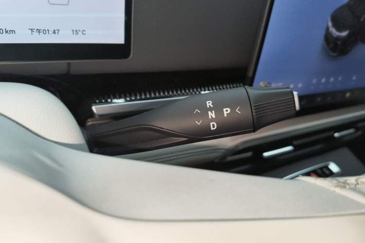 Used VOYAH Dream 2025 EV Four-Wheel Drive Flagship Kunpeng Edition
