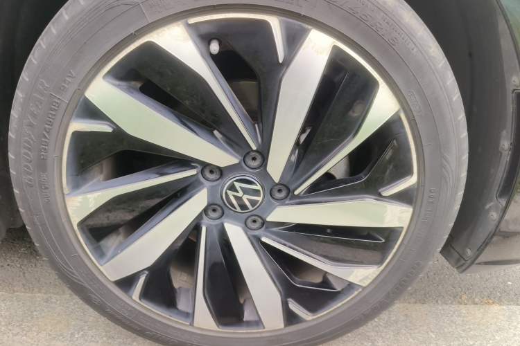 Used Volkswagen Passat 2022 330TSI Luxury Edition Right Front Wheel Hub