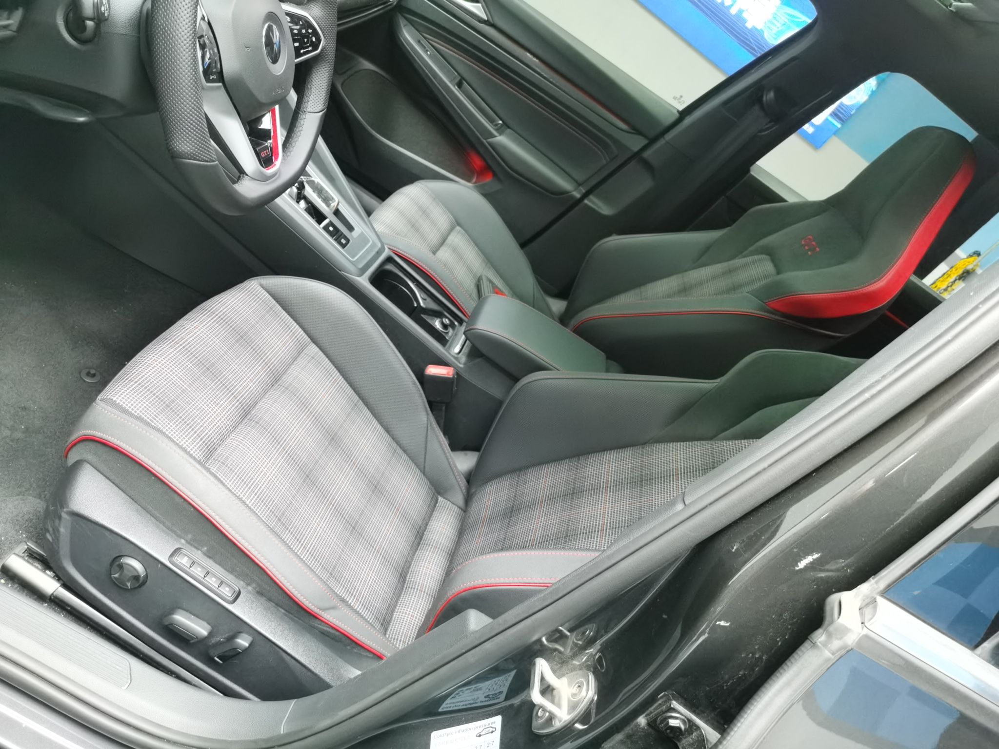 المقاعد الأمامية داخل السيارة