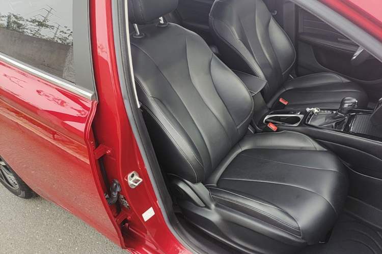 Used Roewe i5 2020 1.5L Automatic 4G Connect Luxury Flagship Edition Right Front Seat