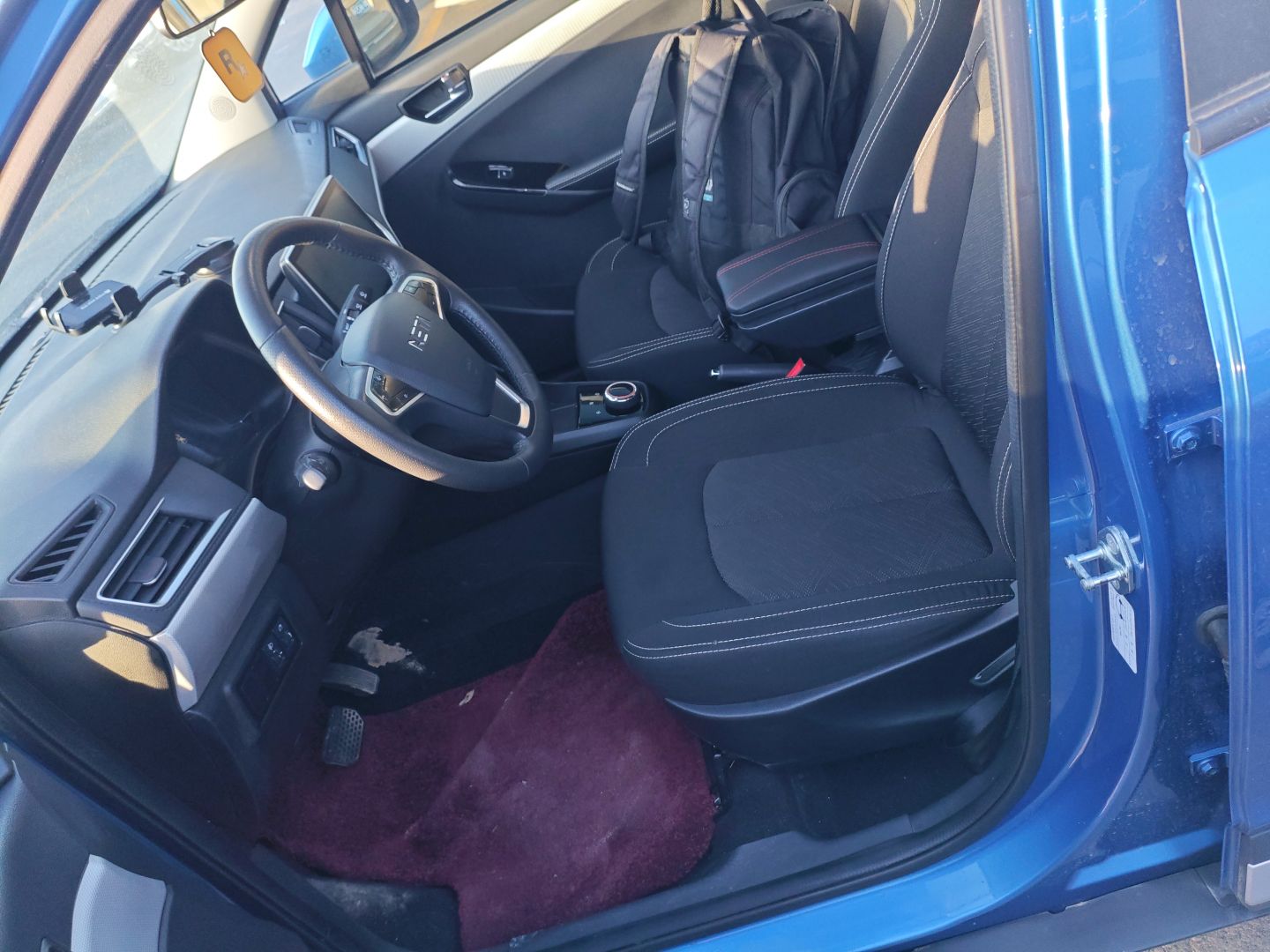 المقاعد الأمامية داخل السيارة