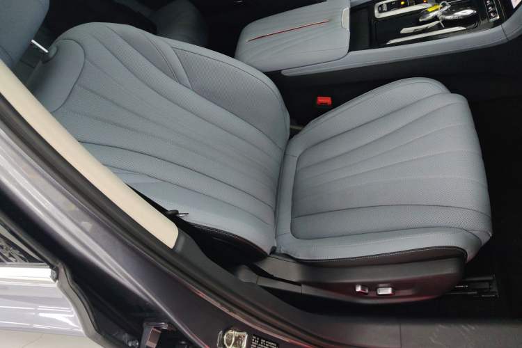 Used Hongqi H5 PHEV 2025 130 Super Hybrid Version Right Front Seat