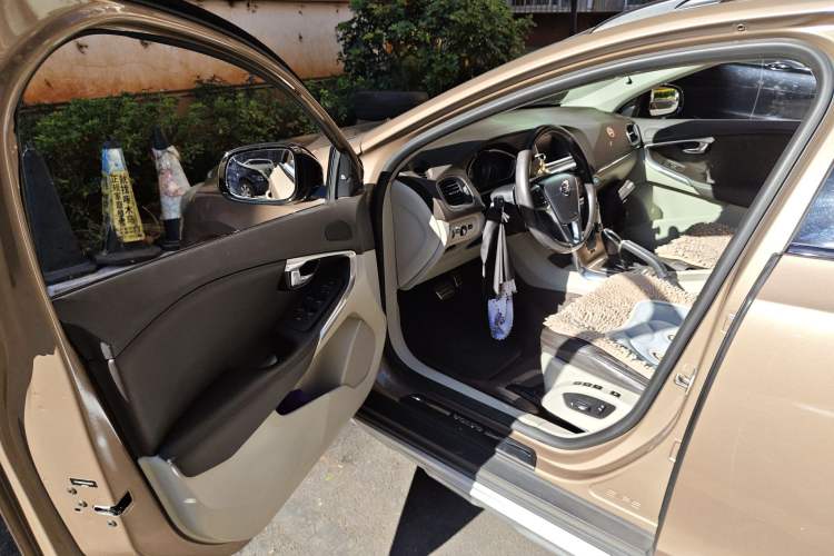 Used Volvo V40 2014 Cross Country T5 AWD Smart Luxury Edition Driver Seat