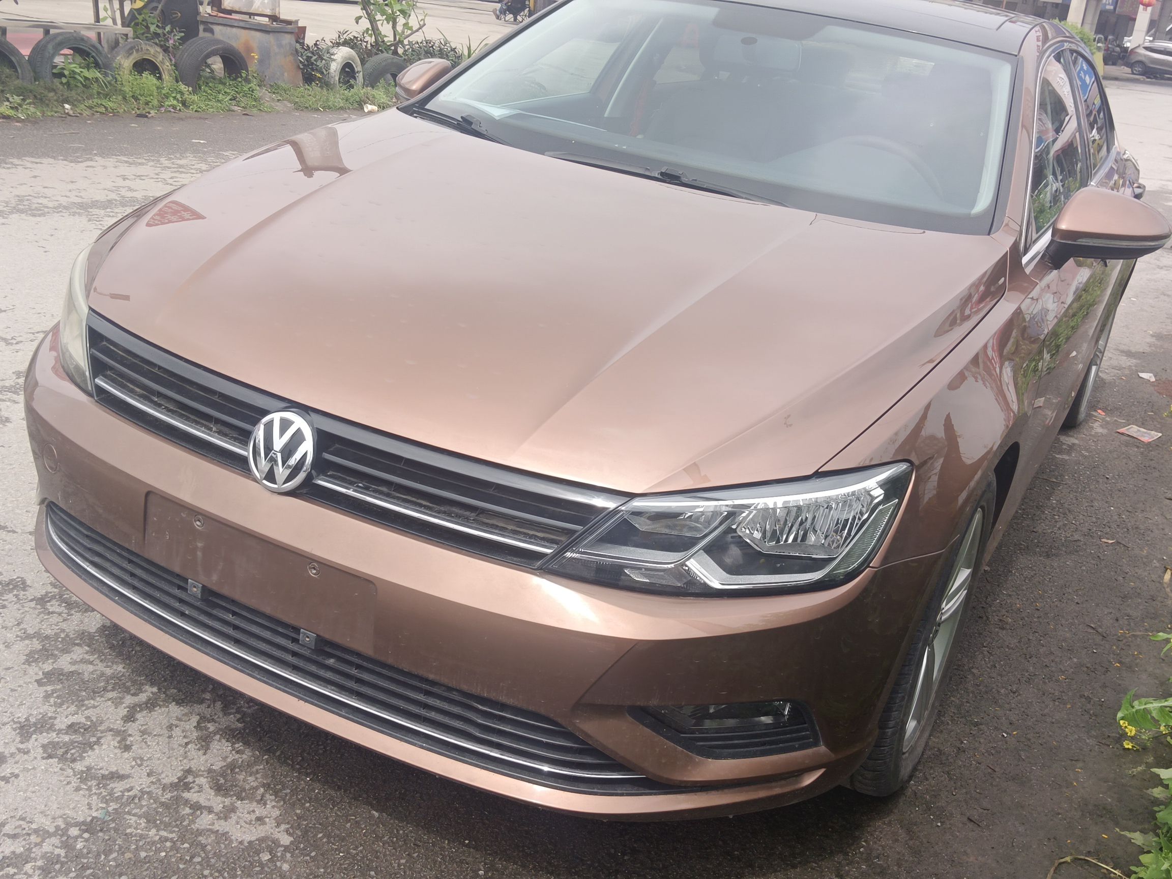 تحت مقدمة السيارة